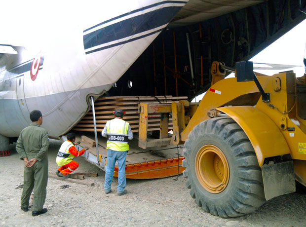 Carga y descarga de materiales en aeronaves de ala fija