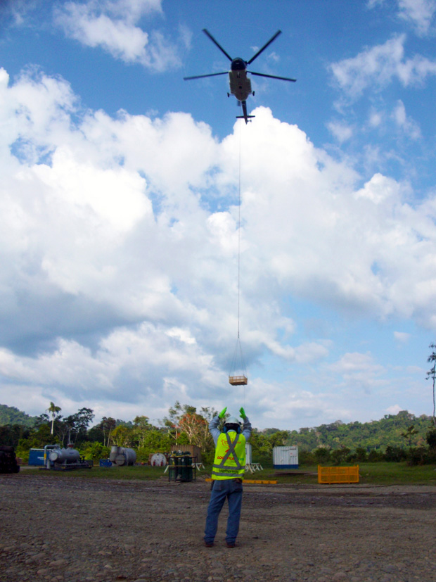 Carga y descarga de materiales en aeronaves de ala rotatoria