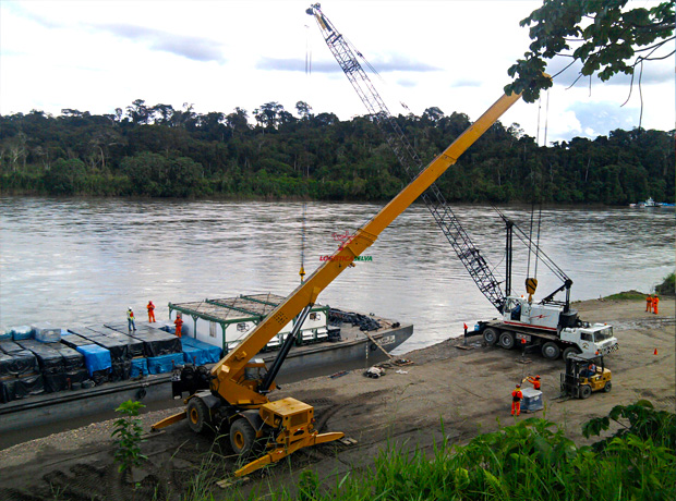 Carga y descarga de materiales en bahía